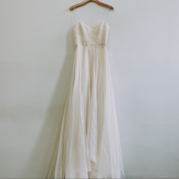Beautiful silk ivory wedding gown sample size 6 - Picture 1 of 13